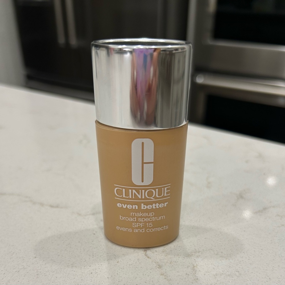 Clinique Even Better Foundation SPF 15 - Tan